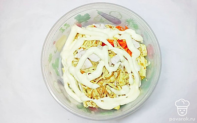 Смешайте все ингредиенты, добавьте морковь, блинчики соломкой, соль и заправьте майонезом. Перемешайте и дайте настояться на некоторое время. Салат готов.