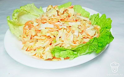 Аккуратно положите на большую тарелку листья пекинской капусты, затем добавьте порцию салата. Также можете украсить свежей морковью или черными маслинами.