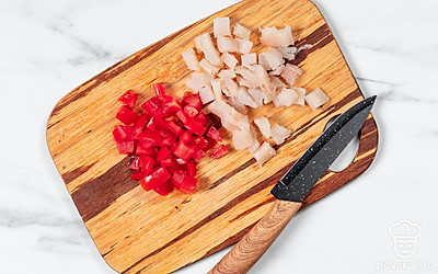 Нарежьте ломтики палтуса ломтиками размером 1,5-2 см. Нарежьте помидоры небольшими кубиками. Расставьте тарталетки на сервировочном блюде.