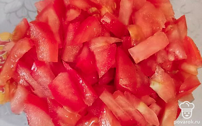 Туда же нарежьте помидоры.