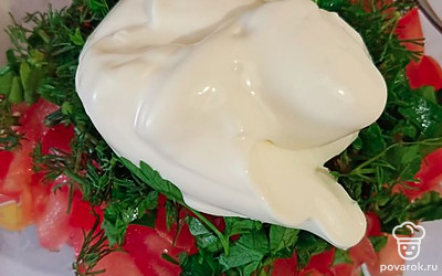 Добавьте в нарезанные ингредиенты майонез и перемешайте.