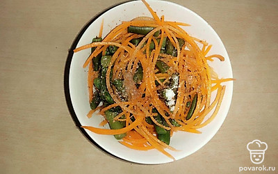 Затем добавьте чеснок через пресс и растительное масло. Уберите в холодильник на 40 минут, а лучше на 2-3 часа.