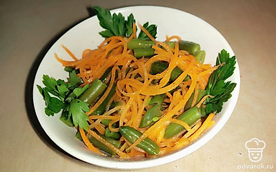 Подавайте закуску в глубокой тарелке, украсив зеленью петрушки. Также можете сверху посыпать белый кунжут и добавить любимую зелень.