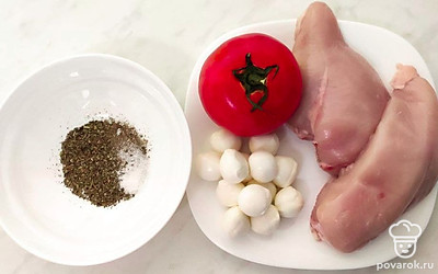 Промойте куриную грудку, помидоры и базилик в прохладной воде, удалите лишнюю влагу при помощи бумажных полотенец.