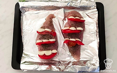 На застеленный фольгой противень выложите куриную грудку, в разрезы вставьте слайсы помидоров и сыра моцарелла. Посыпьте все сверху сушеным базиликом и полейте оливковым маслом. Поставьте запекаться в разогретую до 180℃ духовку на 35 минут.