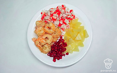 Воду вскипятите, посолите по вкусу, добавьте креветки, после закипания варите около 2 минут, после воду слейте и очистите их. Крабовые палочки нарежьте на кубики.