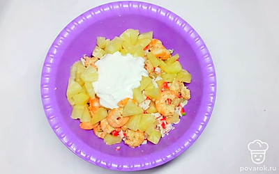 Гранат помойте, обсушите бумажным полотенцем, разберите на зернышки. Пекинскую капусту порвите руками на небольшие кусочки. Все переложите в глубокую миску, добавьте майонез, по желанию посолите и хорошо перемешайте.