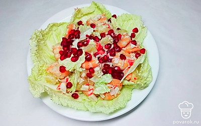 Салат подается порционно на плоских тарелках. Дно тарелки застелите листьями пекинской капусты, горкой выложите салат, зелень укропа и петрушки мелко измельчите ножом, сверху посыпьте салат зернышками граната и измельченной зеленью. По краю тарелки положите несколько веточек петрушки.