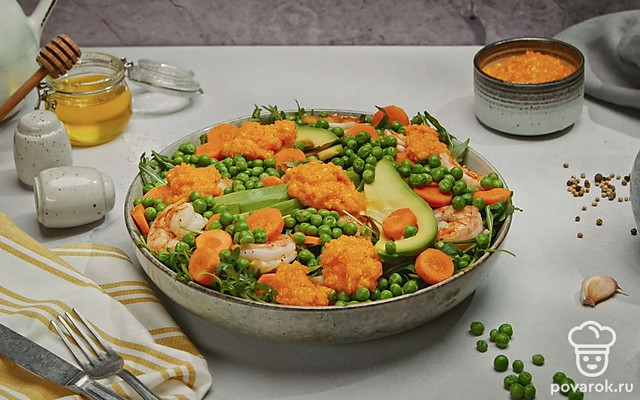 Салат с креветками и зеленым горошком — Рецепт с фото
