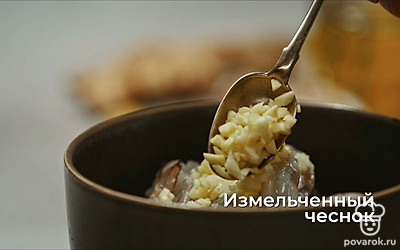 Добавьте к креветкам измельченный чеснок.