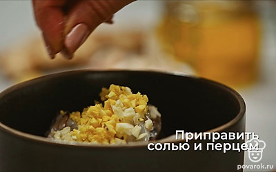 Приправьте креветки солью и перцем.