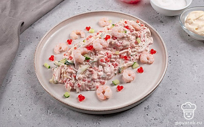 Сервируйте салат перед подачей, украсив его на свой вкус. Блюдо готово, можно подавать на стол!