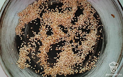 На сухой сковороде обжарьте семена кунжута до легкого золотистого цвета. Это поможет убрать возможную лишнюю горечь и сделает салат более нежным на вкус.