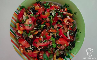 При подаче салата с креветками и овощами на стол украсьте его поджаренными семенами кунжута. Приятного аппетита.