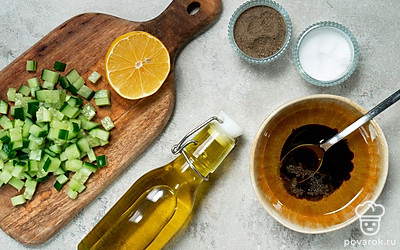 Сделайте заправку. Для заправки смешайте соевый соус, оливковое масло, лимонный сок, соль и черный перец.