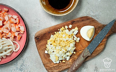 Сварите яйца. В кастрюлю налейте холодную воду, посолите и положите яйца. Отваривайте 10 минут после закипания. Слейте воду и остудите. Затем очистите от скорлупы и нарежьте небольшими кусочками.