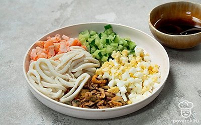 Перемешайте ингредиенты. Выложите в салатницу кальмары, креветки, мидии, яйца, огурцы, листья салата и полейте заправкой. Перемешайте и подавайте к столу.