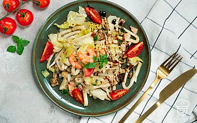 Перед подачей украсьте салат несколькими целыми отварными креветками.