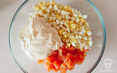 Соедините в одной глубокой миске нарезанные яйца и рыбу с креветками. Заправьте майонезом и немного посолите. По желанию добавьте немного сушеной зелени. Все перемешайте и дайте пропитаться некоторое время.