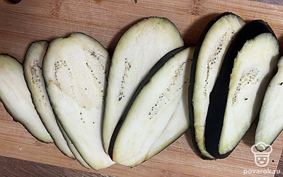 Баклажан нарежьте пластинами.