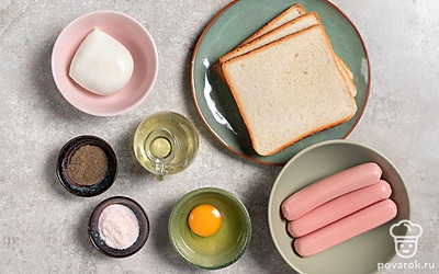 Подготовьте все необходимые продукты. При необходимости снимите оболочку с сосисок. Также вам понадобятся терка и большая сковорода.