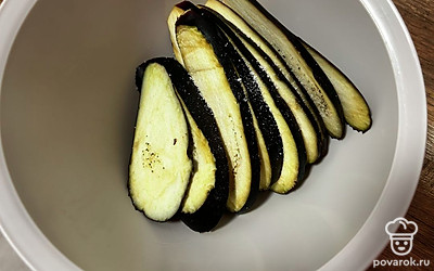 Выложите в миску и добавьте половину чайной ложки соли. Оставьте на 10 минут. Затем промойте и просушите пластины.