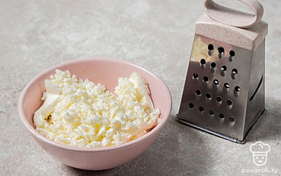 Натрите сыр на средней или мелкой терке.