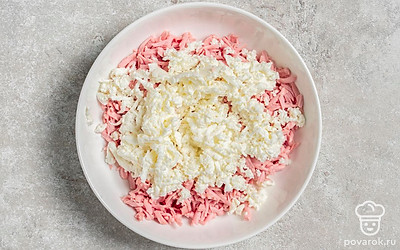 Сложите в небольшую миску сыр с сосисками. 