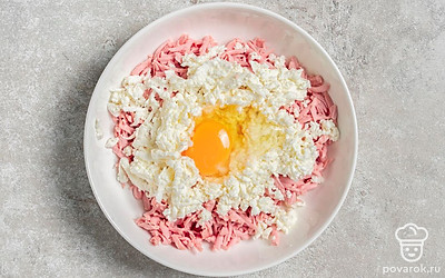  Разбейте в миску яйцо.