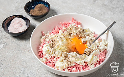 Добавьте в начинку соль и перец по вкусу, а затем хорошо перемешайте, чтобы все ингредиенты смешались друг с другом.