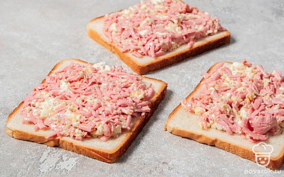 Выложите получившуюся начинку на каждый ломтик хлеба и распределите ее по всей поверхности.