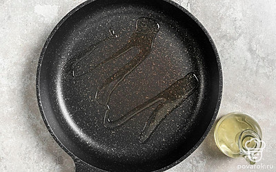 Влейте в сковороду растительное масло. Поставьте ее на умеренный огонь и оставьте разогреваться.