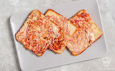 Переложите горячие бутерброды на тарелку для подачи. 