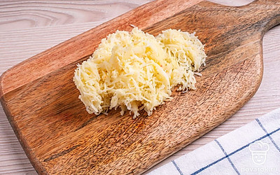 На мелкой терке натрите картофель, предварительно сняв с него кожицу.