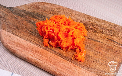 Почистите морковь, натрите ее на мелкой терке. Не пытайтесь оставлять крупные кусочки, с их помощью салат утратит свою сказочную воздушность.