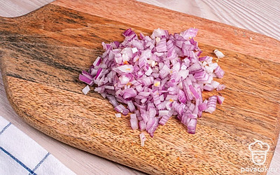 Красный лук мелко нарежьте.