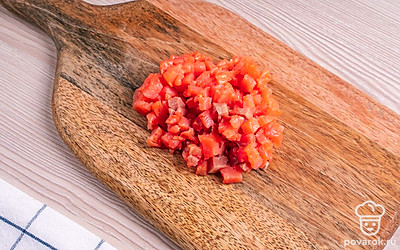 С красной рыбы снимите кожу, поддев ее ножом. Затем нарежьте мелким кубиком.