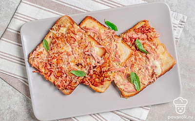 Подайте горячие бутерброды на завтрак или полдник. При желании украсьте их свежим базиликом или любой другой зеленью. 