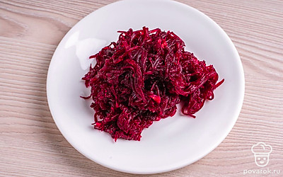 Очистите свеклу и натрите ее на мелкой терке.