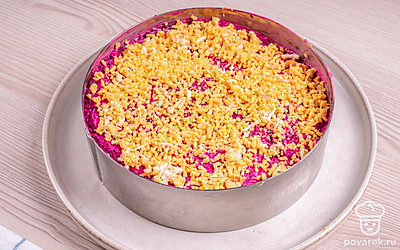 Соберите салат. Для этого возьмите кулинарное кольцо. Запомните, что после каждого слоя необходим тонкий слой майонеза. Слои по порядку: картошка, рыба, лук и морковь, белок, свекла. Финиш — распределите сверху натертый желток, не стараясь сделать однородный слой.