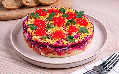 Снимите кольцо. Украсьте шубу красной икрой. Нарисуйте круг из восьми маленьких горок по кругу, и поставьте точку посередине композиции. Закончите декор листиками укропа.