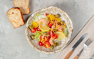 При подаче посыпьте салат кунжутом.