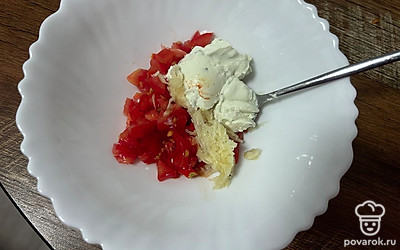 Помидоры нарежьте мелким кубиком, чеснок натрите на мелкой терке. Добавьте творожный сыр.