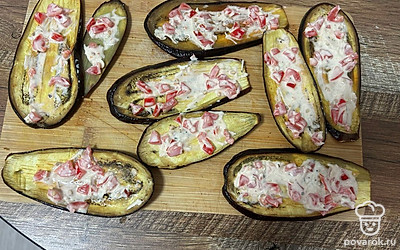 Смажьте пластины баклажана начинкой.