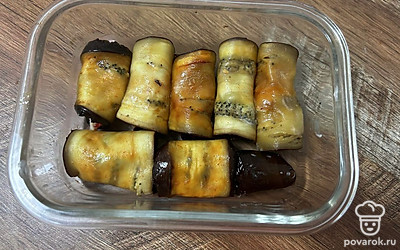 Сверните в рулетик и выложите в форму для запекания.