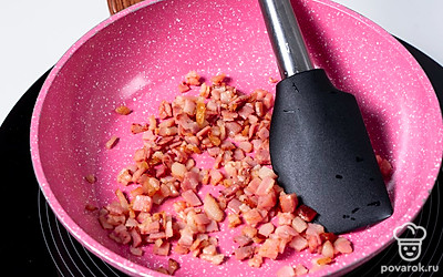 Нарежьте бекон как можно мельче и выложите его на сковороду. Обжаривайте бекон 3-4 минуты, помешивая.