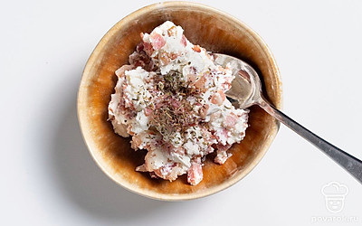 Выложите бекон в миску. Добавьте творожный сыр и итальянские травы по вкусу. Хорошо перемешайте начинку.