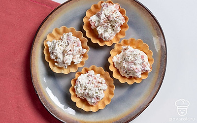 Переложите тарталетки на красивую тарелку и подайте к праздничному столу. 