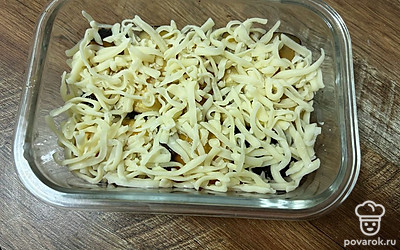 Посыпьте тертым сыром. Отправьте в духовку на 5-7 минут при 180 градусах.