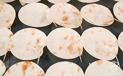 Все заготовки в виде половинок ракушек выложите на противень и подсушите в разогретой до 180 градусов духовке 3-4 минуты (заготовок много, поэтому получается два противня). Дайте заготовкам чуточку остыть и выньте зубочистки.